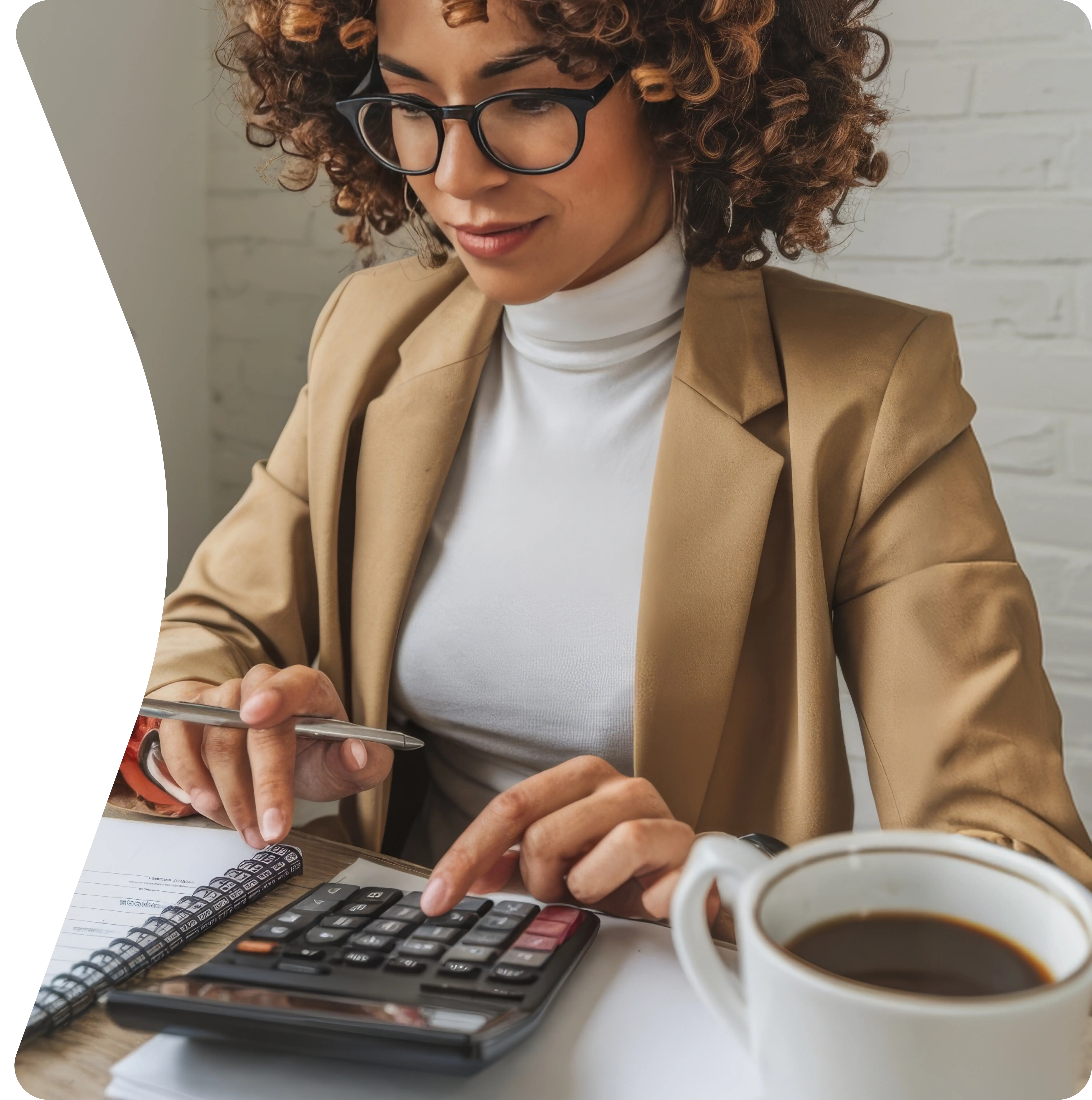Consultora da Fire|ce analisando um planejamento financeiro
